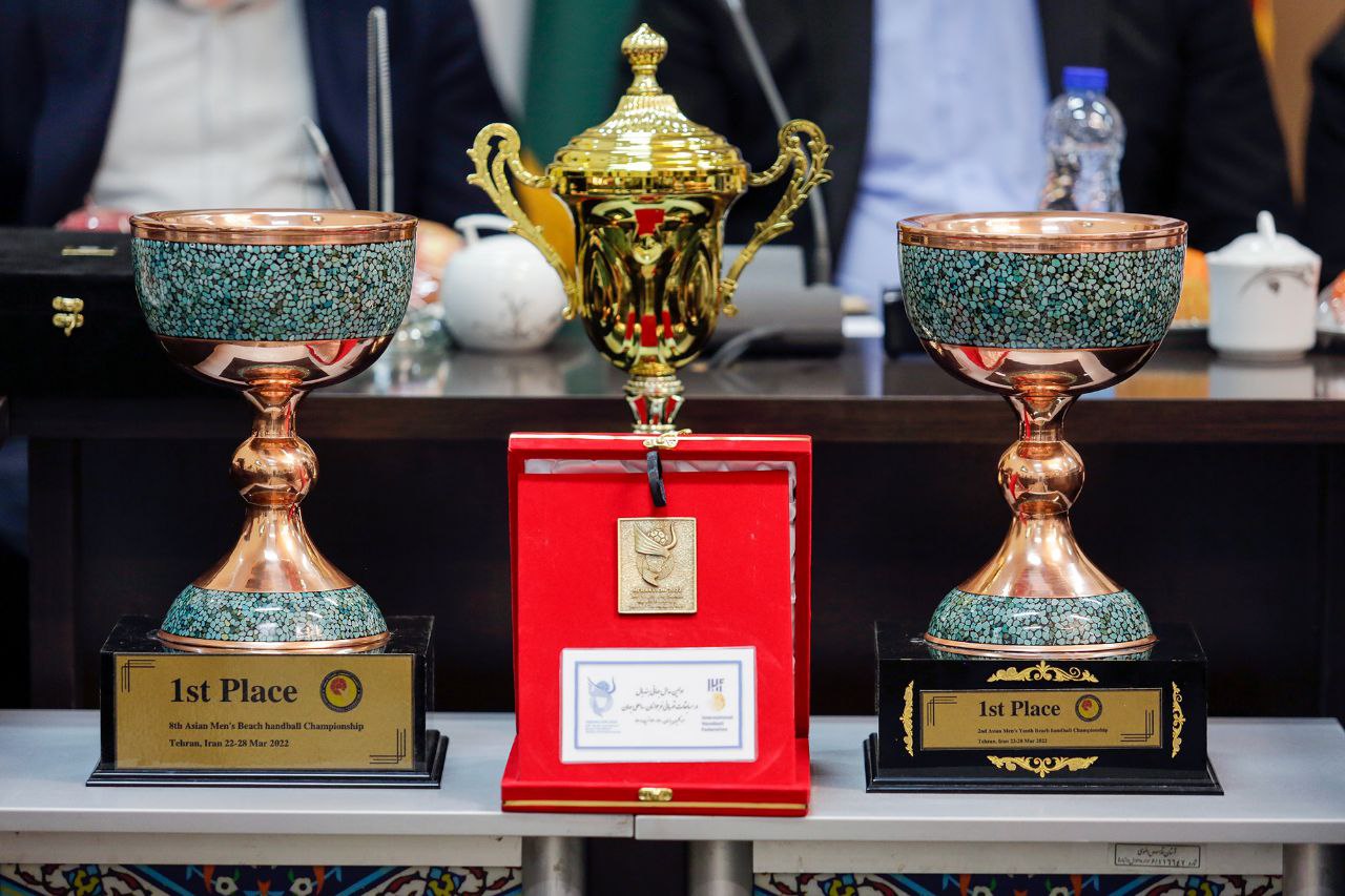 مراسم اهدا کاپ‌های قهرمانی و مدال جهانی هندبال به موزه آستان قدس رضوی