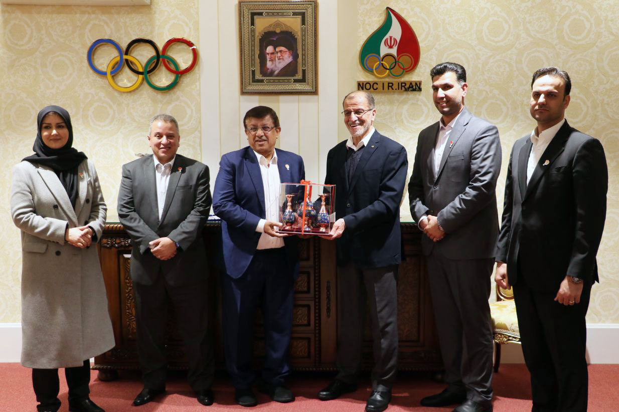دیدار بدرالذیاب نایب رئیس فدراسیون هندبال جهان با محمود خسروی وفا رئیس کمیته ملی المپیک/ عکس
