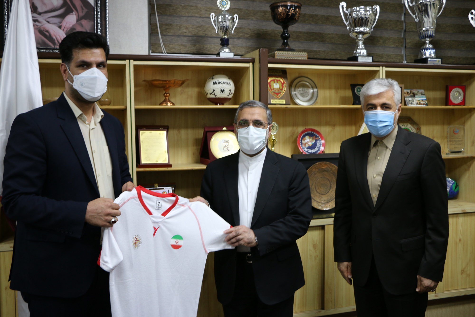 اهدای پیراهن تیم ملی هندبال ایران به رئیس دفتر ریاست جمهوری