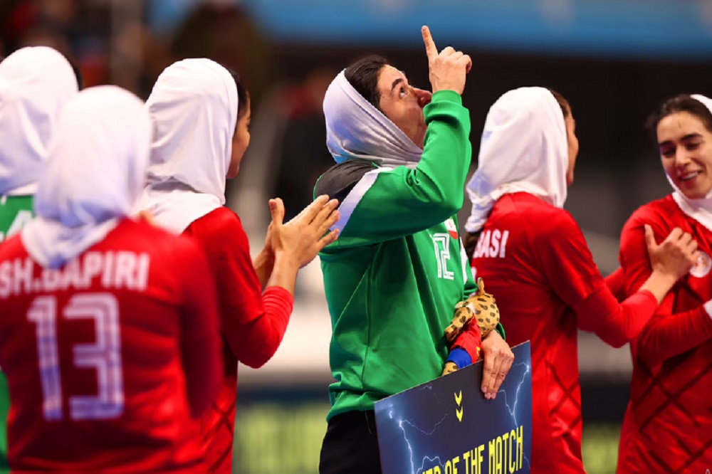 فدراسیون بین‌المللی هندبال از تاریخ‌سازی فاطمه خلیلی / IHF: دختران هندبالیست ایران دنیا را به جایی شادتر مبدل کردند