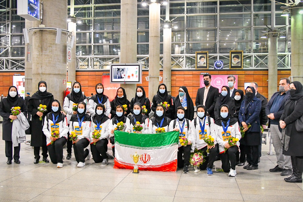 استقبال از تیم ملی جوانان دختر ایران با حضور معاون وزیر ورزش و جوانان / دکتر کاظمی‌پور: موفقیت‌های بانوان هندبالیست اتفاقی بزرگ و ماندگار در ورزش ایران است