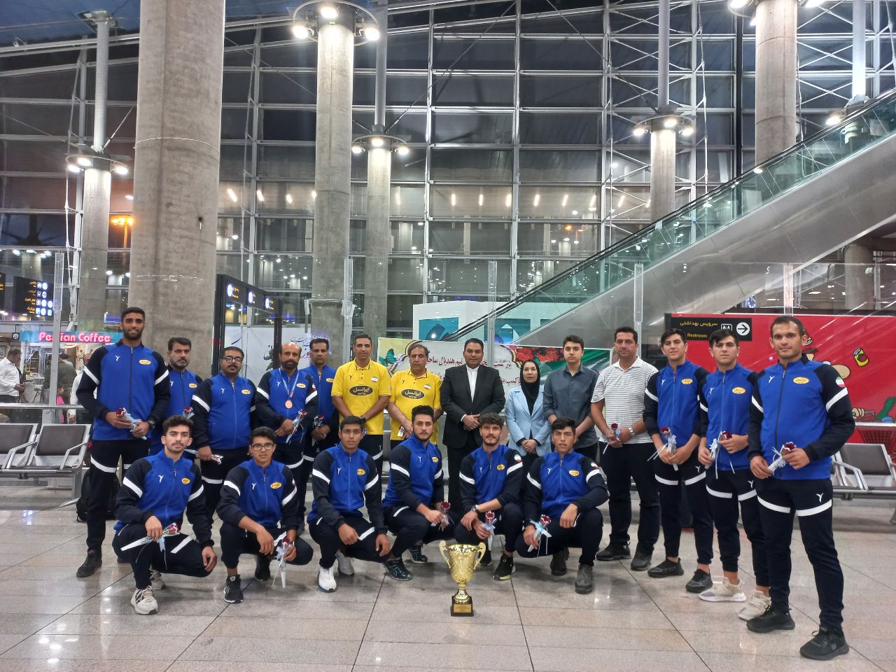 با استقبال مسئولان فدراسیون هندبال؛ ملی‌پوشان افتخارآفرین هندبال ساحلی وارد ایران شدند
