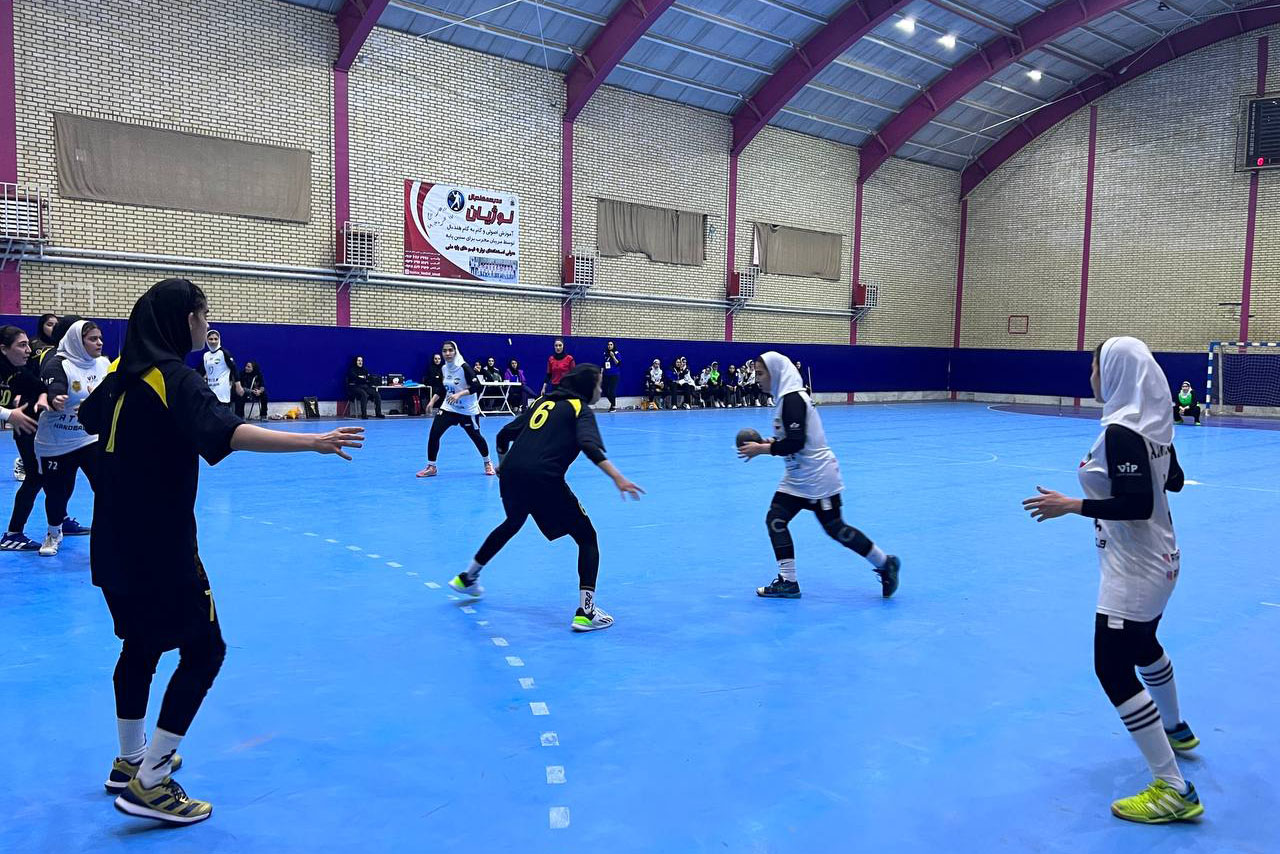 بافق و اصفهان در فینال مسابقات هندبال جوانان دختر