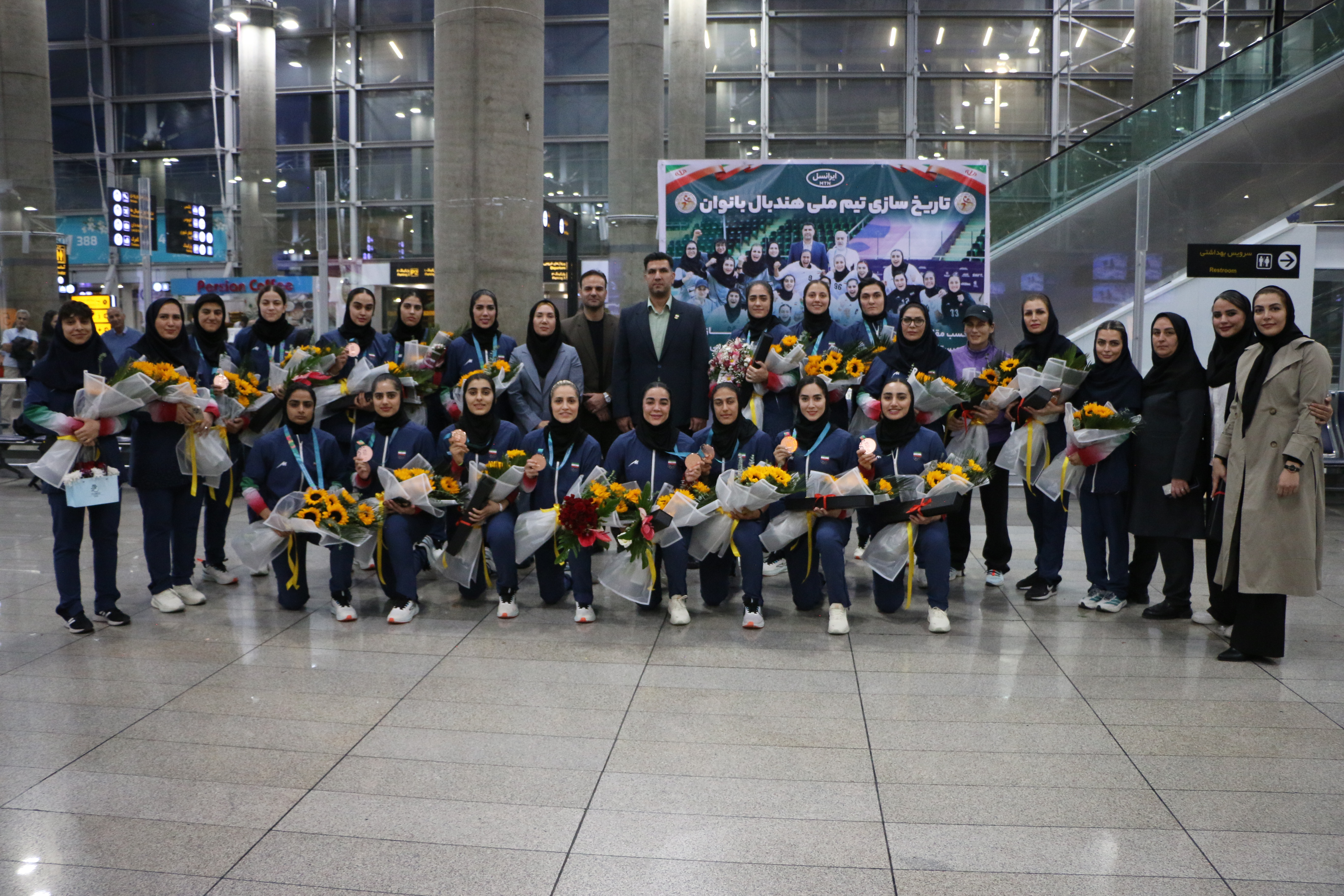 بازگشت اعضای تیم ملی هندبال بانوان به کشور بعد از کسب مدال تاریخی