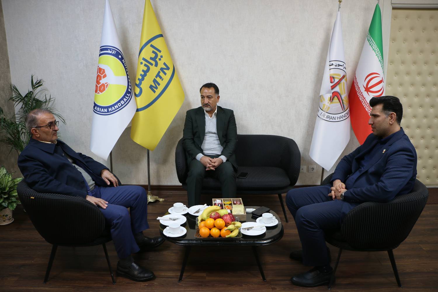 استاندار کهگیلویه و بویراحمد با پاکدل دیدار کرد/ اهدای کفپوش از سوی فدراسیون هندبال