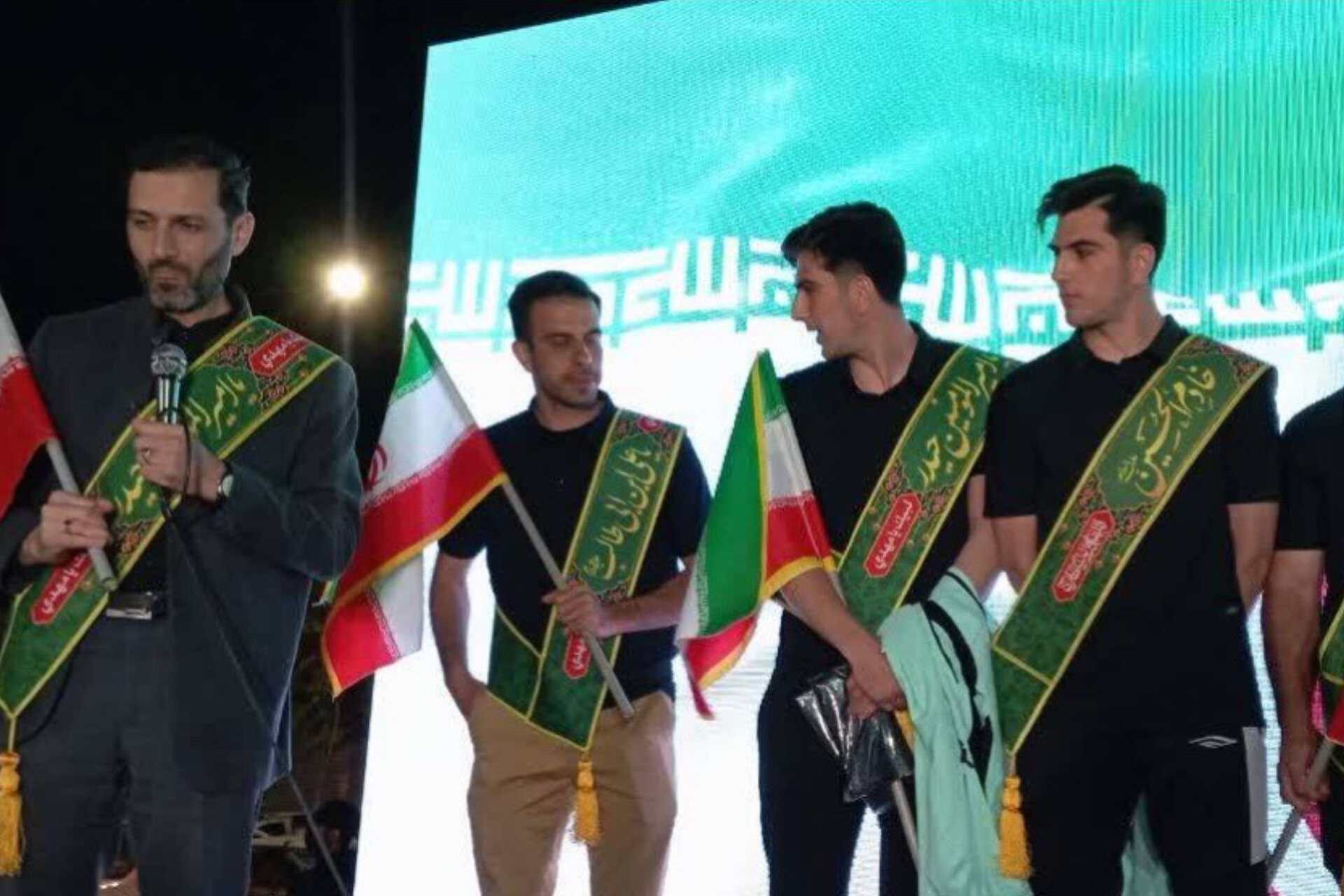 تجدید بیعت ملی پوشان هندبال ساحلی با آرمان های انقلاب اسلامی قبل از اعزام به سانیا با حضور در اجتماع شبانه مردم اصفهان