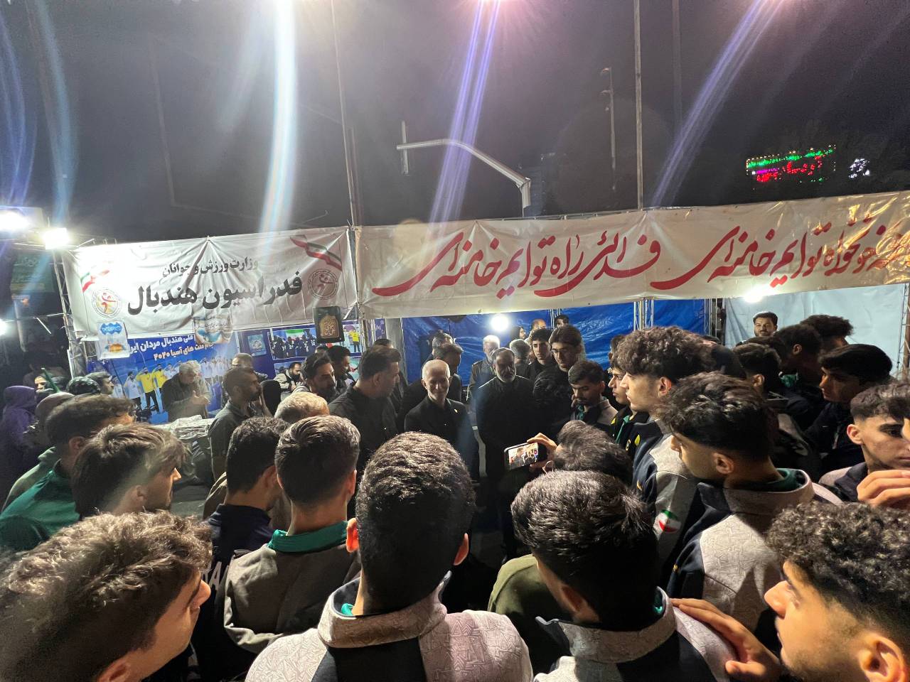 اسبقیان: حضورتان در میان مردم انقلابی در تاریخ ثبت می شود/ امیدوارم با قهرمانی تان باعث سربلندی ایران شوید