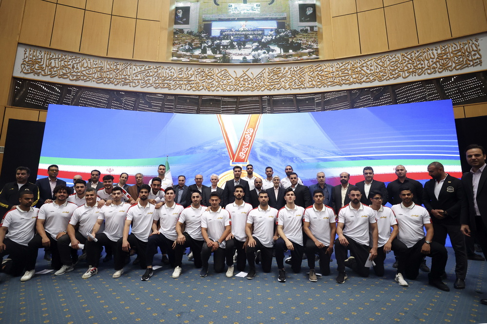 تقدیر از فدراسیون هندبال در مراسم تجلیل از قهرمانان و مدال آوران ورزش/ ویدئو