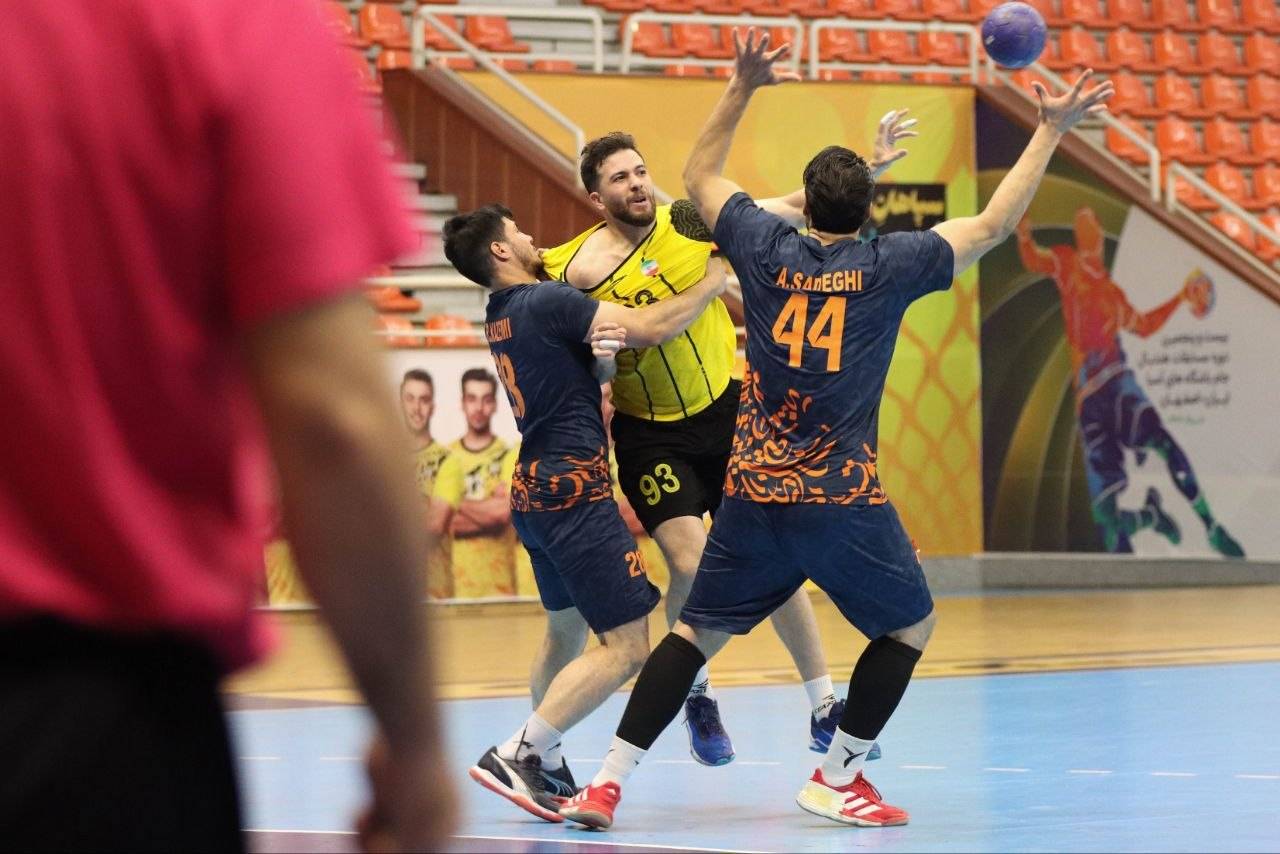 بازگشت شور و هیجان به لیگ برتر هندبال؛ روایتی از جدال جذاب و میلیمتری قهرمان و نایب قهرمان فصل گذشته